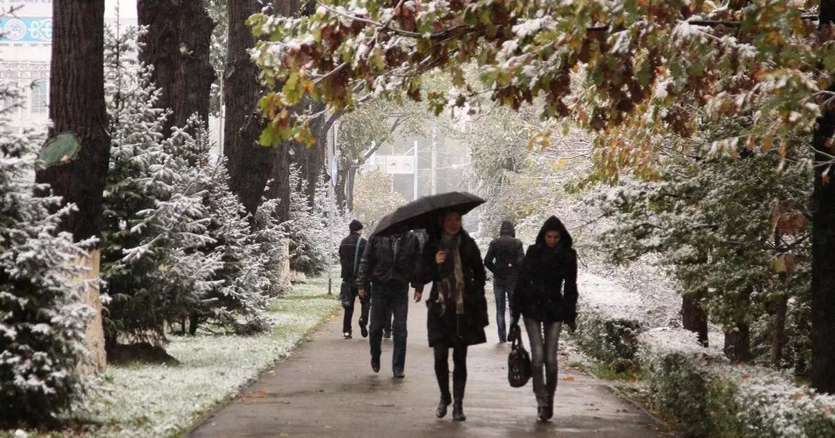 Снег и до 15 градусов тепла обещают в мегаполисах Казахстана во вторник.