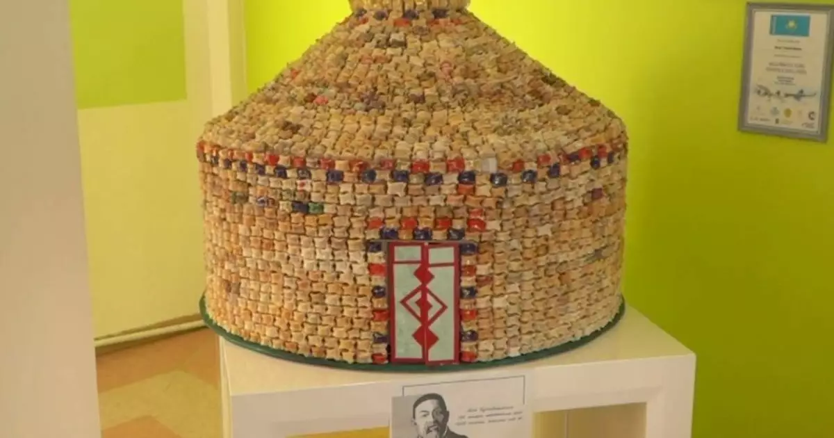  Ақтөбелік оқушылар 4 мың асықтан киіз үйдің макетін жасады 