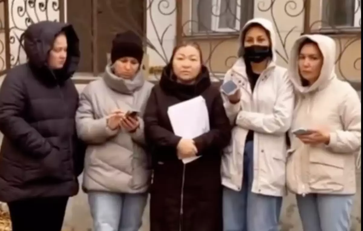 Өскеменде «бизнес-класс» деп сатылған үй шіріп барады: Тұрғындар 3 жыл бойы әкімдікке барып, нәтиже көрмеген