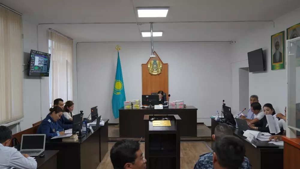 Хасан Касымбаев разбил окно в зале суда