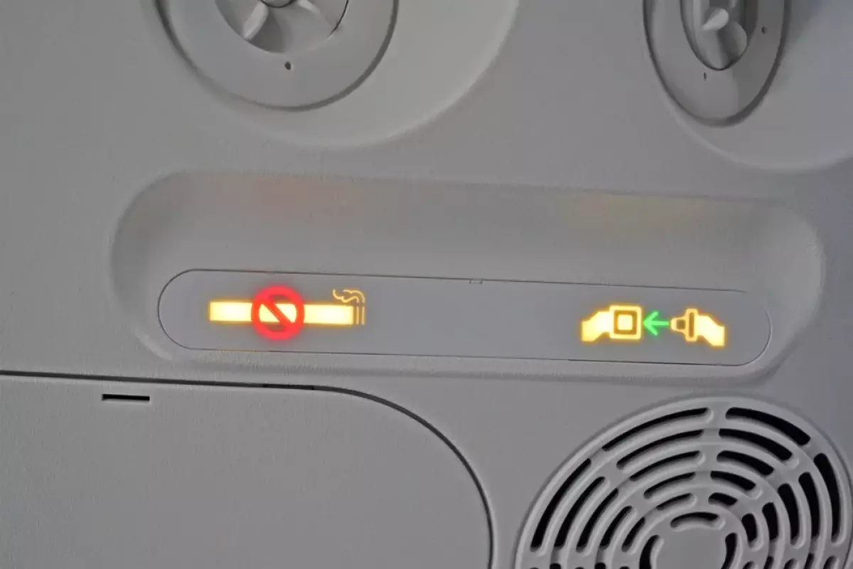 Думала, не заметят: иностранку оштрафовали за курение в самолете