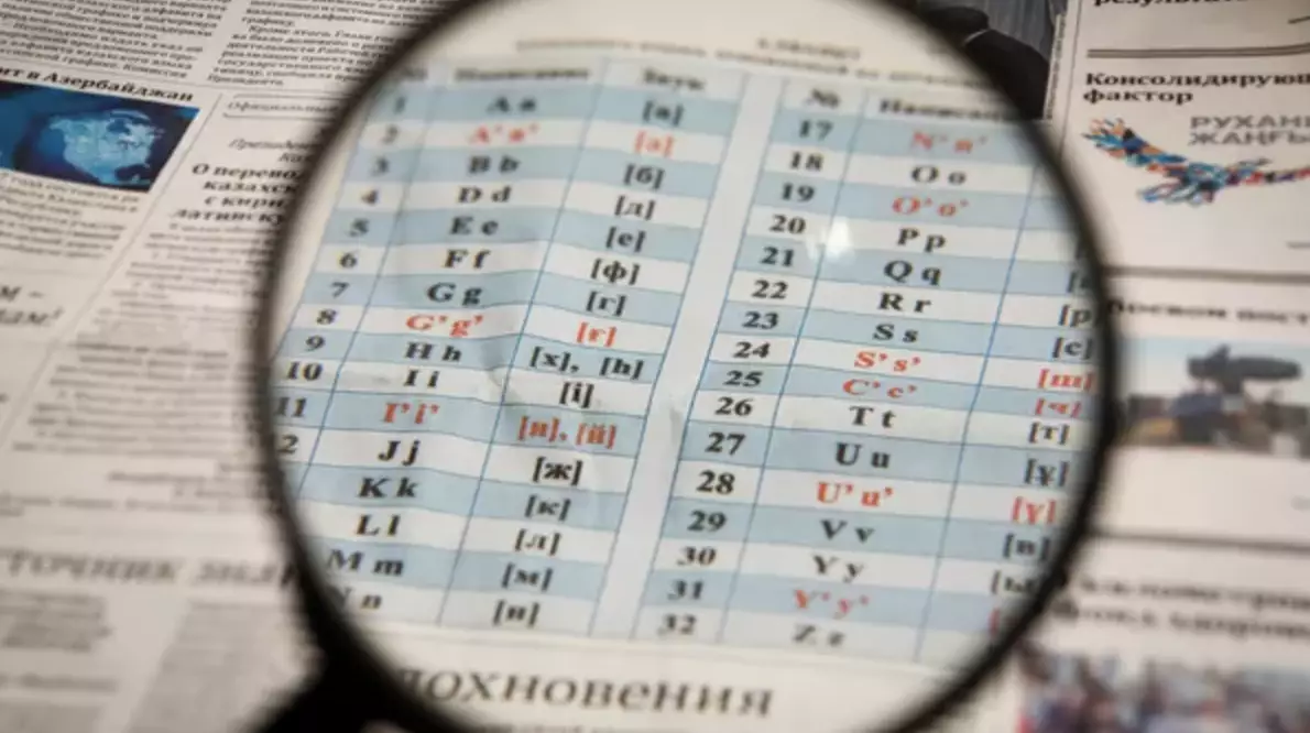 Бижомарт Қапалбек: Латын графикасына көшу процесі ғылыми деңгейде тоқтап тұр