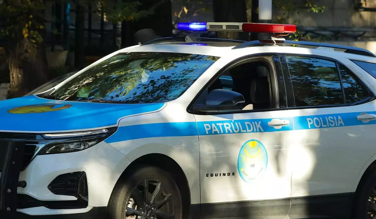 Казахстанка залезла на капот полицейской машины ради лайков в ВКО