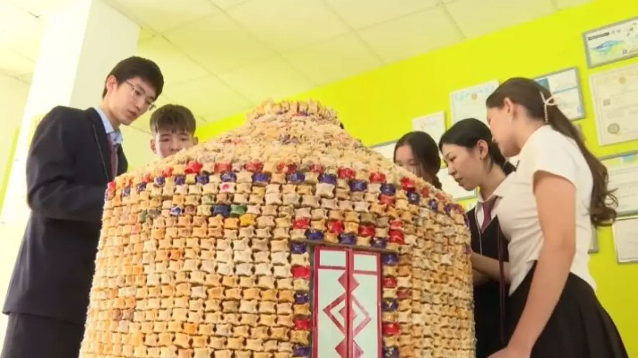 Юрту из четырёх тысяч асыков собрали школьники в Актобе