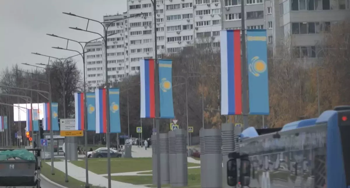 Москва готовится к приему Касым-Жомарта Токаева: улицы украшены флагами Казахстана