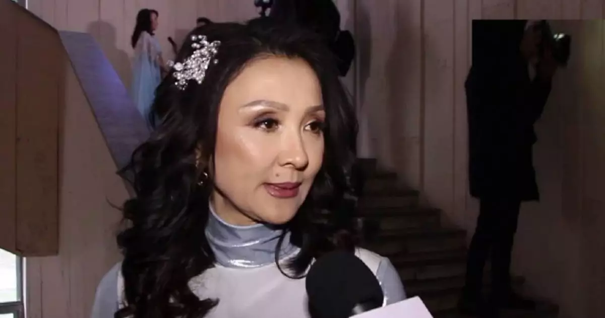  «Сөзін 2 апта жаттадым»: Меруерт Түсіпбаева қытай тілінде ән айтты (ВИДЕО) 