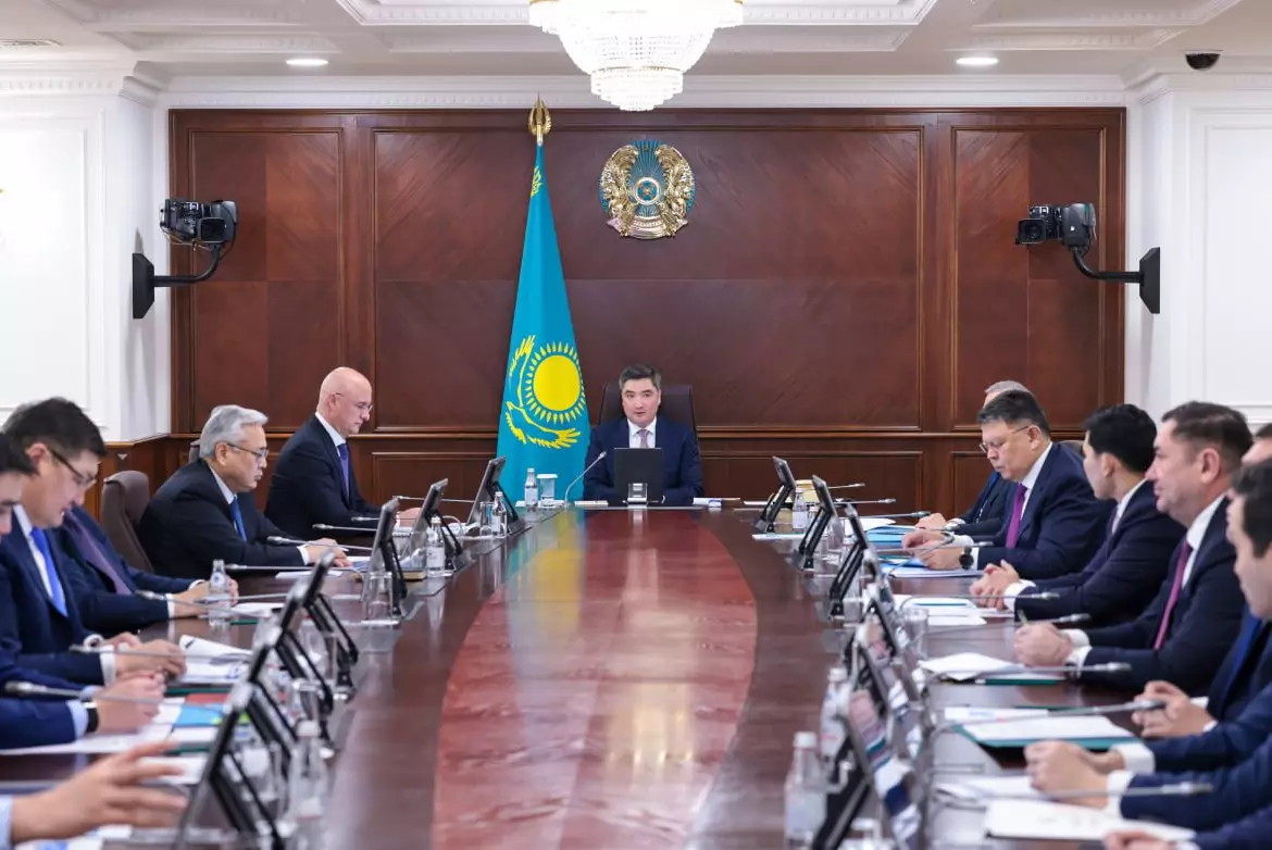 Бектенов раскритиковал акиматы за слабый контроль над модернизацией ж/д вокзалов