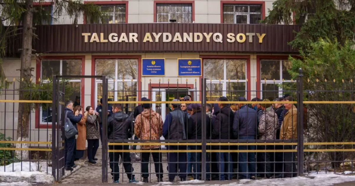  Окно в зале суда разбил глава `Хуторской бригады` Хасан Касымбаев 