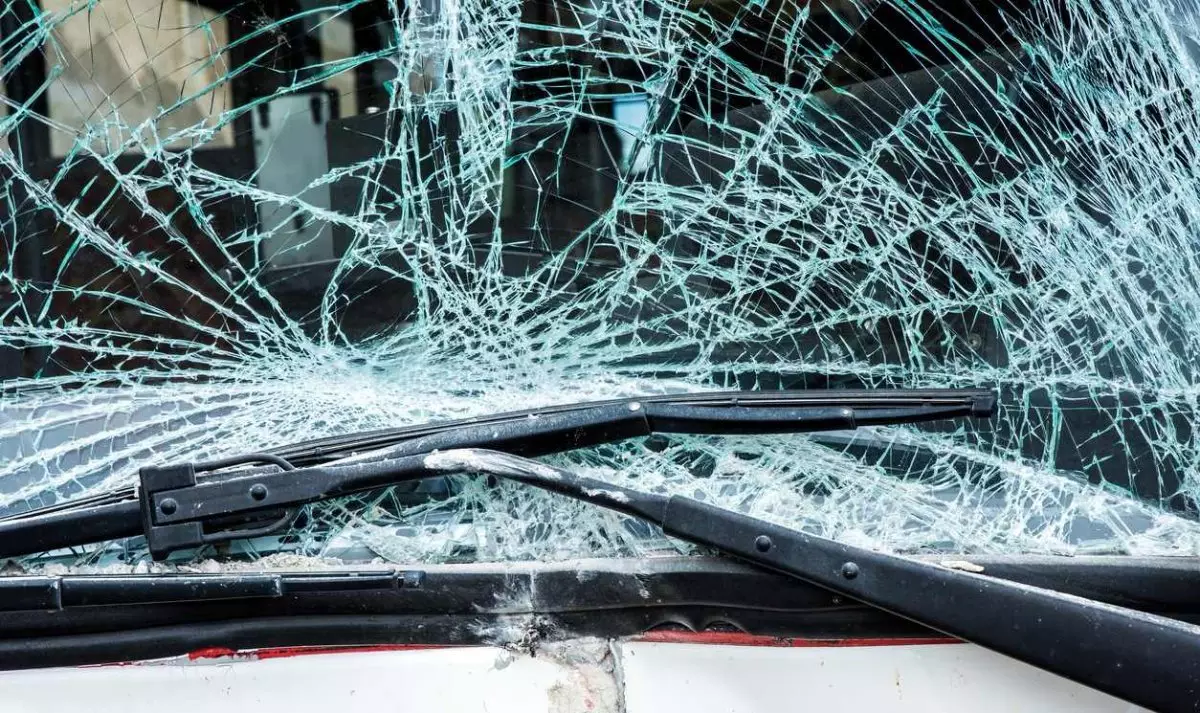 Трактор столкнулся с легковушкой на трассе близ Астаны (ВИДЕО)