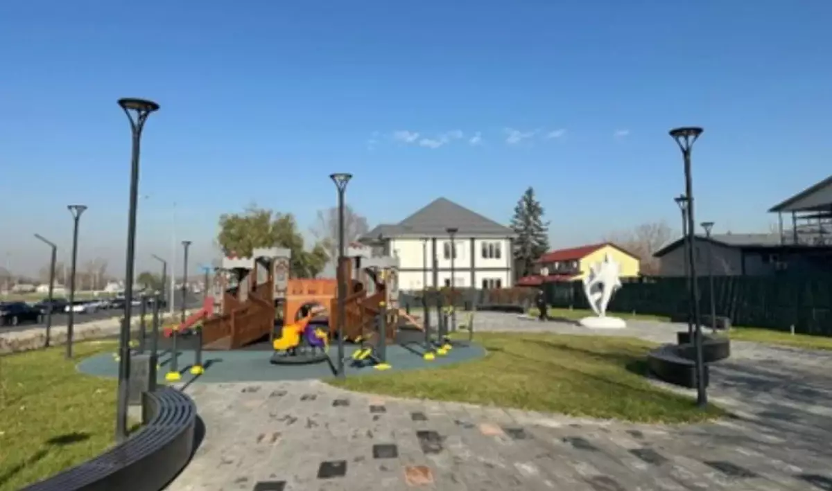 Как в Жетысуском районе благоустраивают дворы и набережную