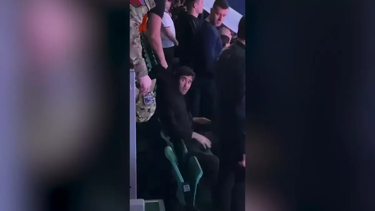 Мигранта подняли с места за шкирку после отказа встать во время гимна России (видео) - новости на Lada.kz 11.11.2025