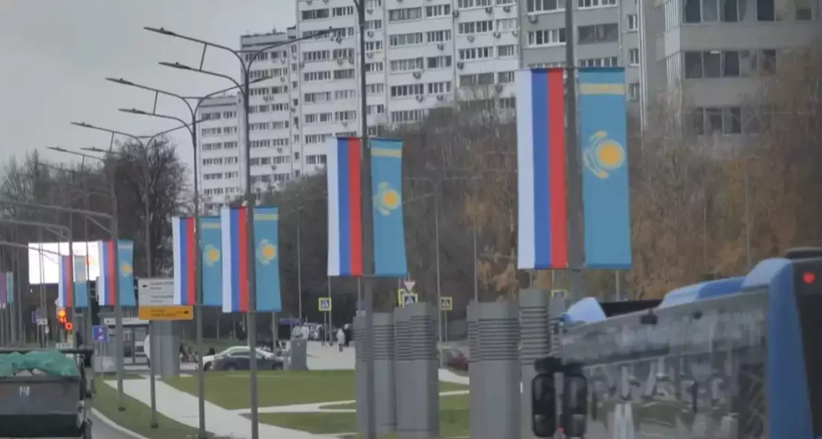 Қазақстанның көк туы Мәскеу көшелерінде желбіреп тұр