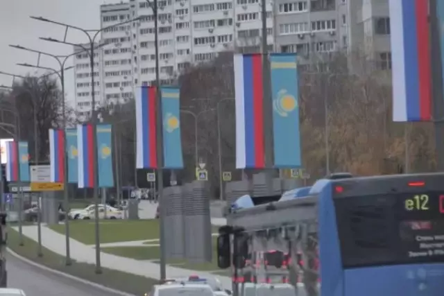 Қазақстанның көк туы Мәскеу көшелерінде желбіреп тұр