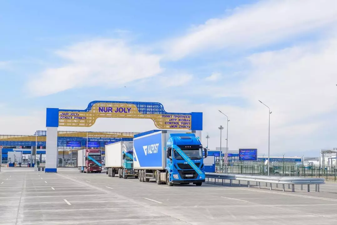 1500 грузовиков на границе: Китай не справляется с потоком казахстанских фур