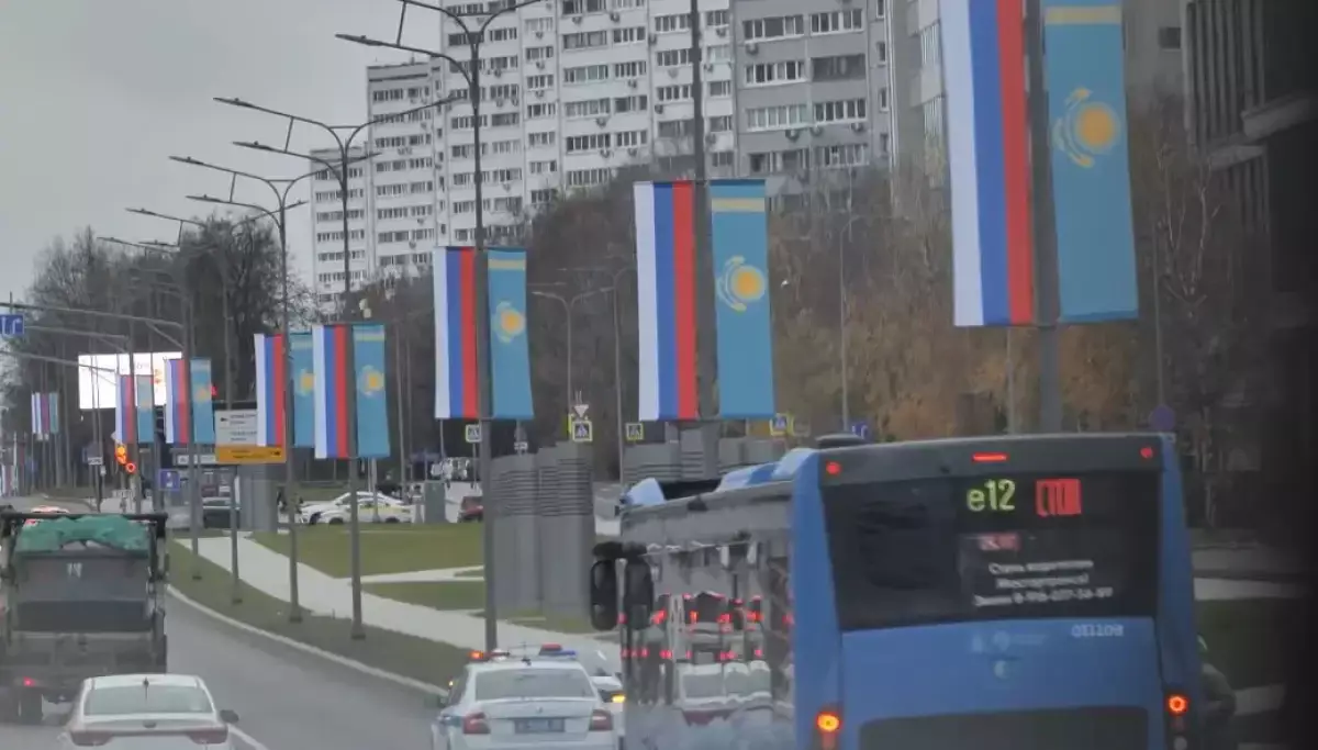 Қазақстанның көк туы Мәскеу көшелерінде желбіреп тұр (ВИДЕО)