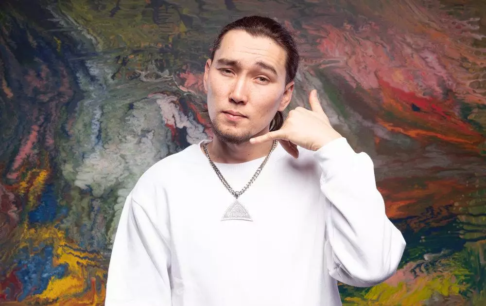 Танымал қазақстандық әнші әйелінің көзіне шөп салды деп айыпталып отыр