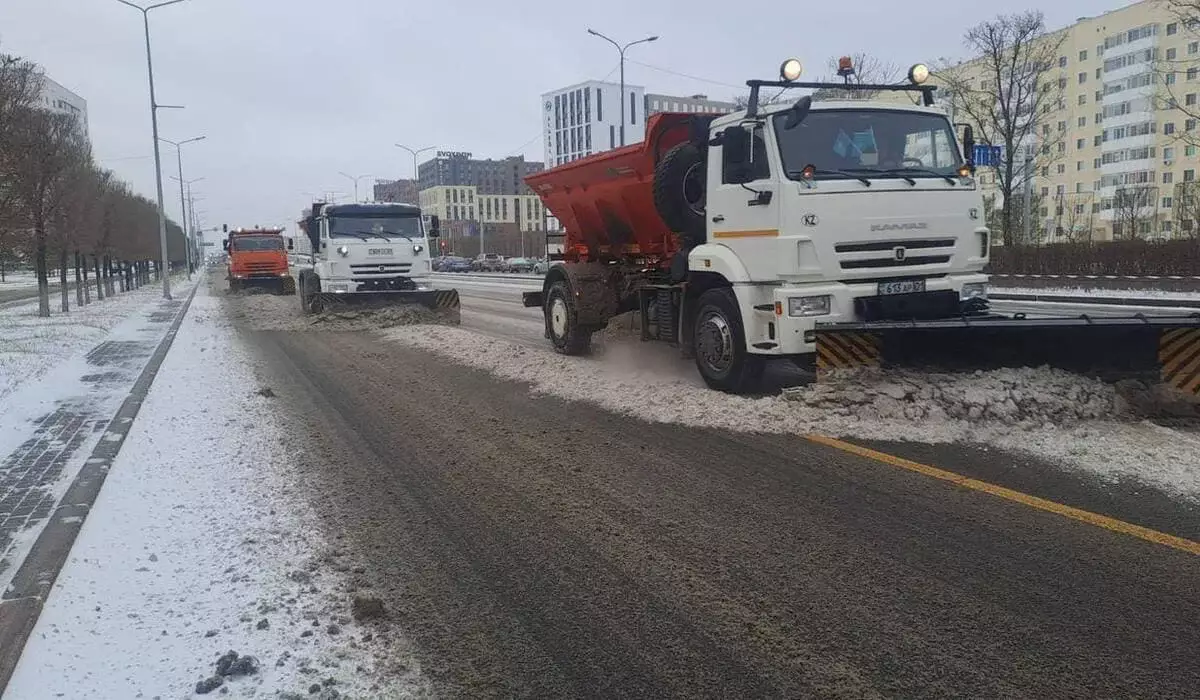 За 10 дней выпала месячная норма: из Астаны вывезли больше 14 тысяч грузовиков снега