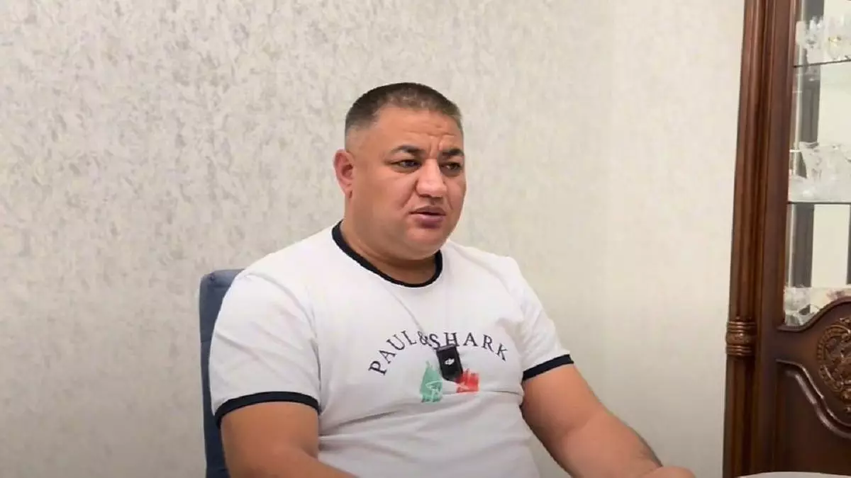 Хасан Қасымбаев сот залындағы терезені сындырып тастады