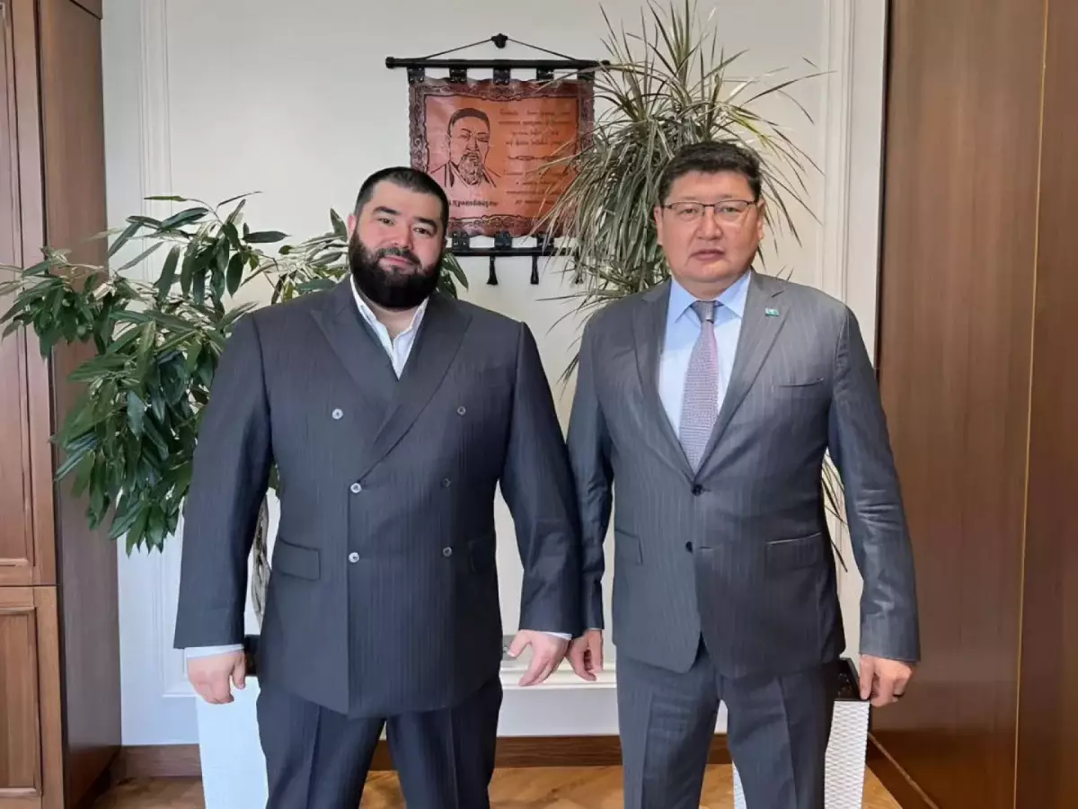 «Я не знал о его прошлом»: Берик Уали о фото с участником уголовного дела