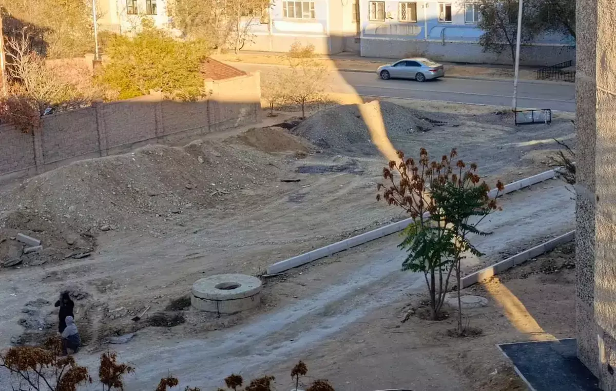 Торчащий колодец на новой дороге возмутил жителей Актау - новости на Lada.kz 11.11.2025