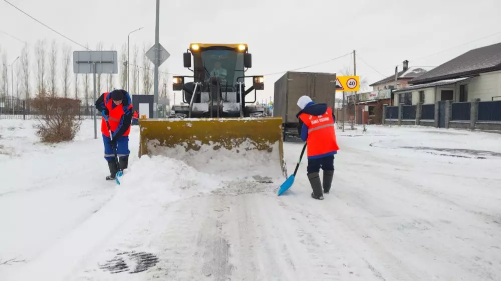 Более 3000 тонн техсоли и 14 000 рейсов: как работают коммунальщики Астаны 