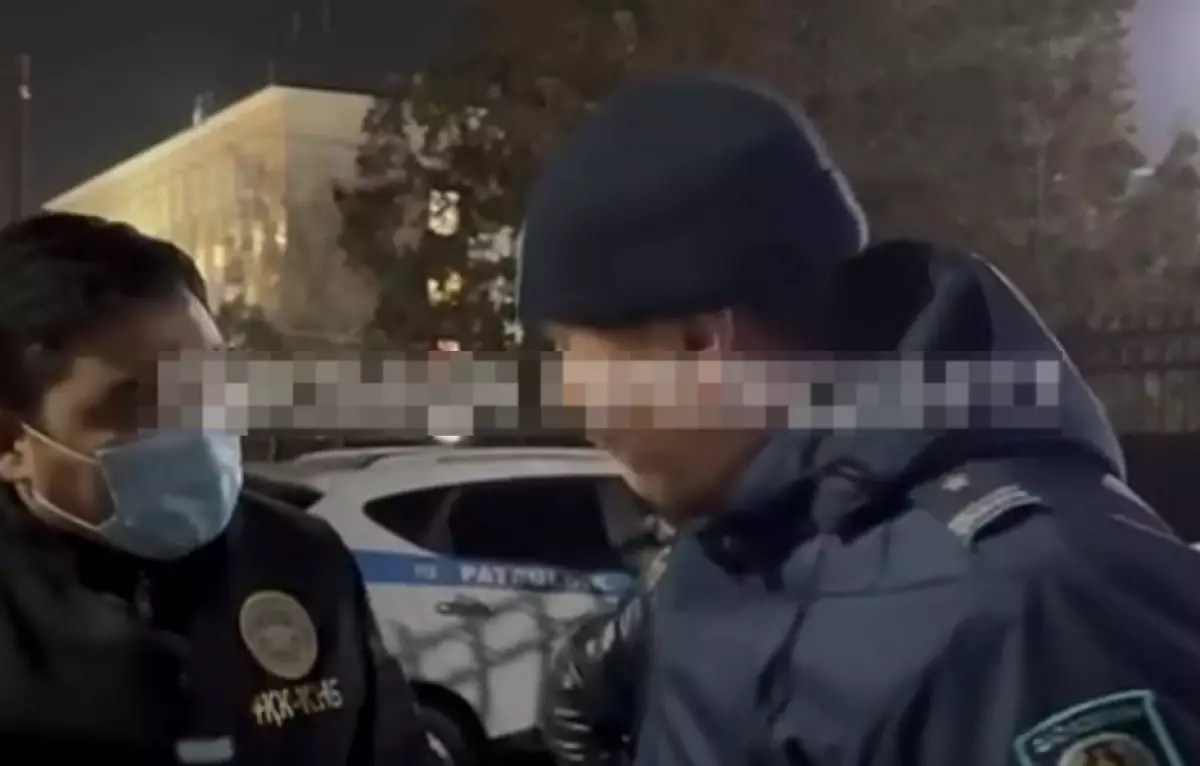 Полицейского задержали при получении взятки в Туркестанской области