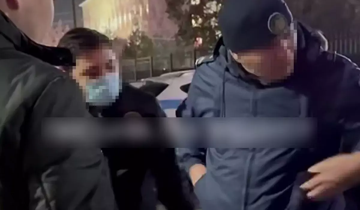 Полицейский попытался сбежать от КНБ во время задержания в Туркестанской области (ВИДЕО)