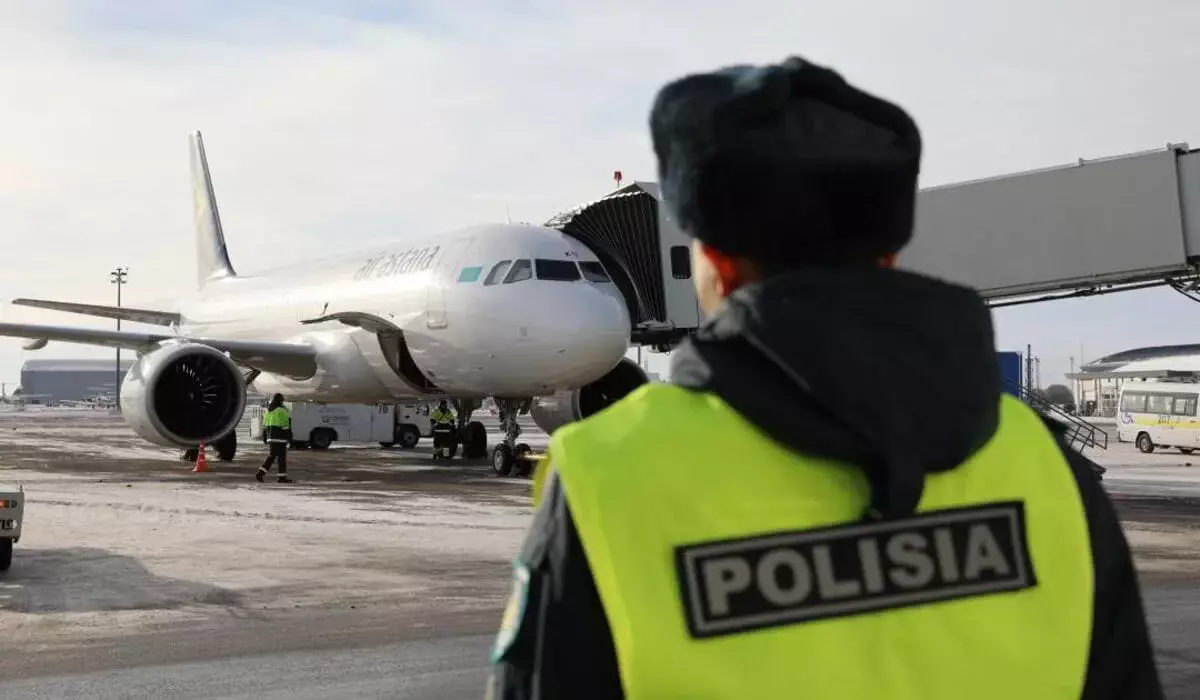 Иностранка закурила в самолете в Алматы