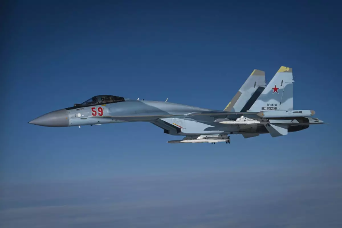 Борт Токаева сопровождают истребители Су-35 в небе России