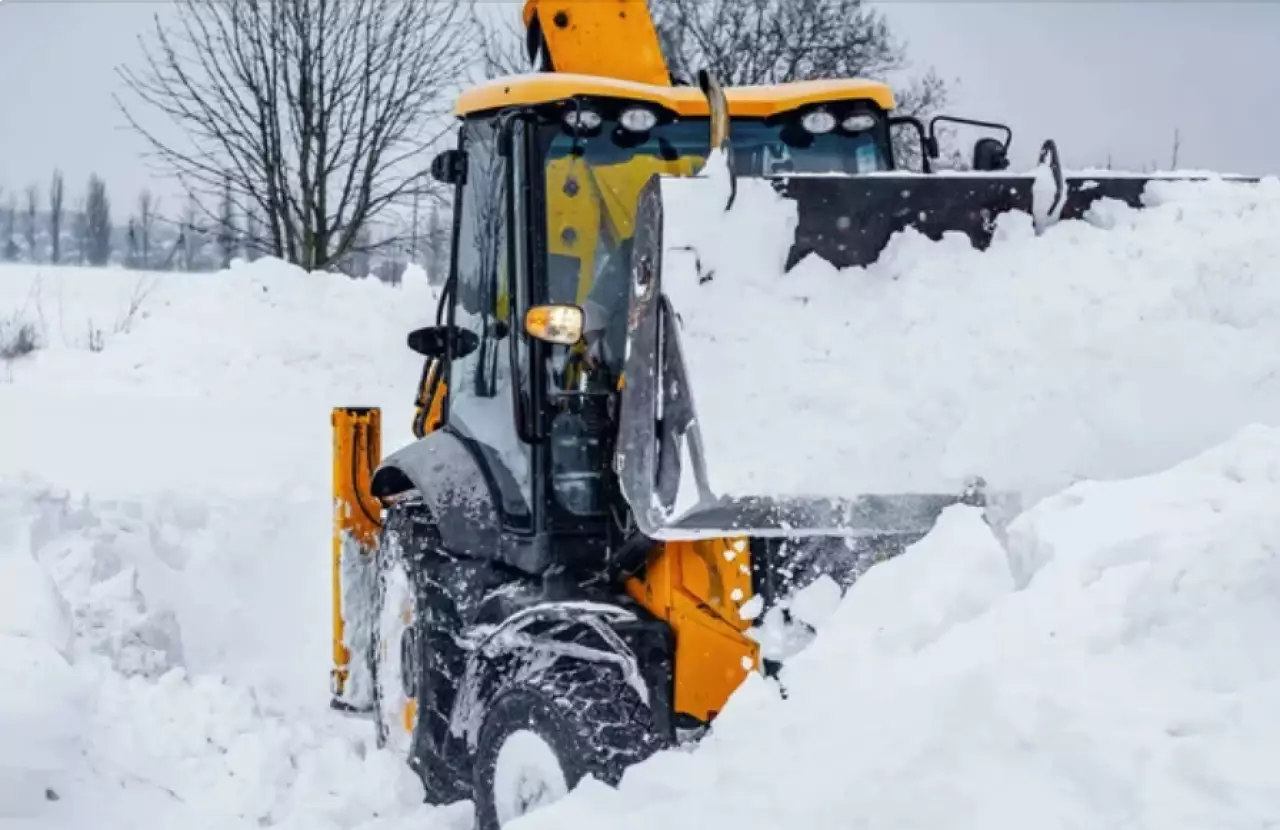 Почти 3 000 дорожных рабочих вышли на уборку снега в Астане