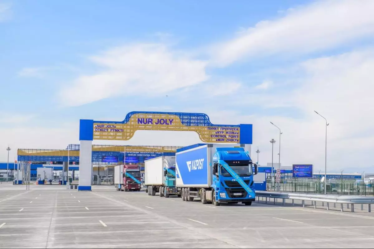 ​"Это временно": на казахстанско-китайской границе застряли 1,5 тысячи грузовиков