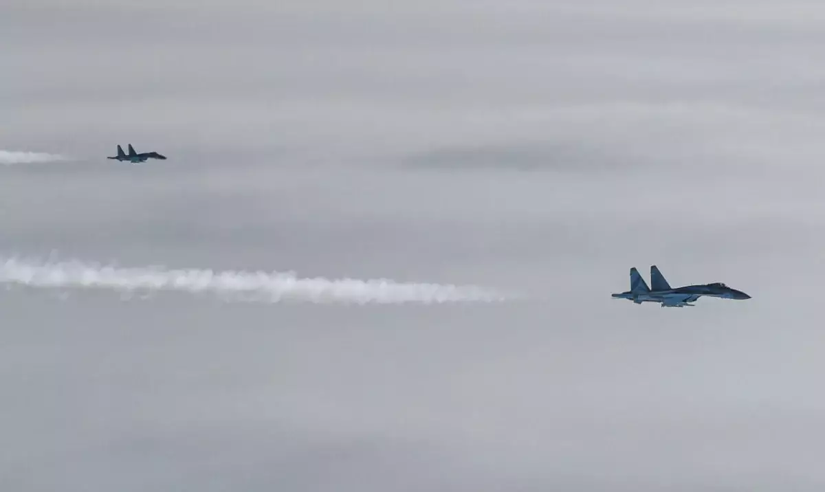 Самолет Президента сопровождали истребители Су-35 в воздушном пространстве России