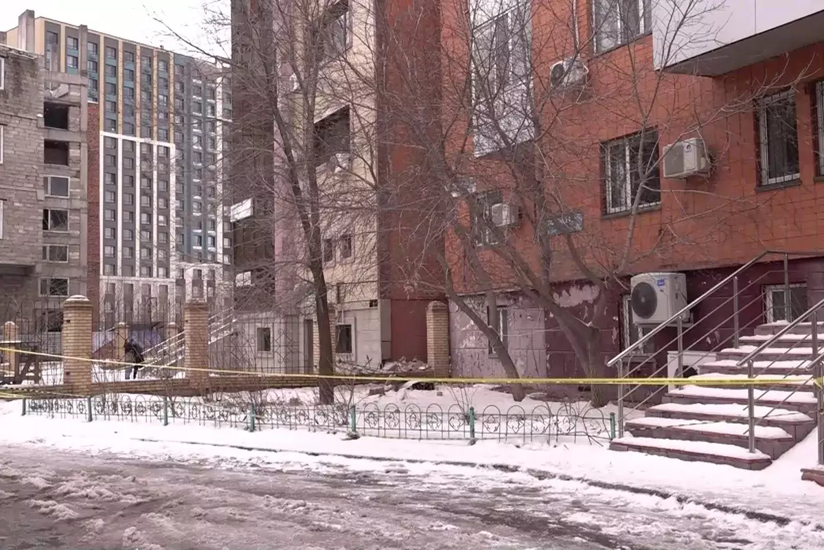 Медики борются за жизнь фельдшера, на которую обрушился фасад здания в Астане