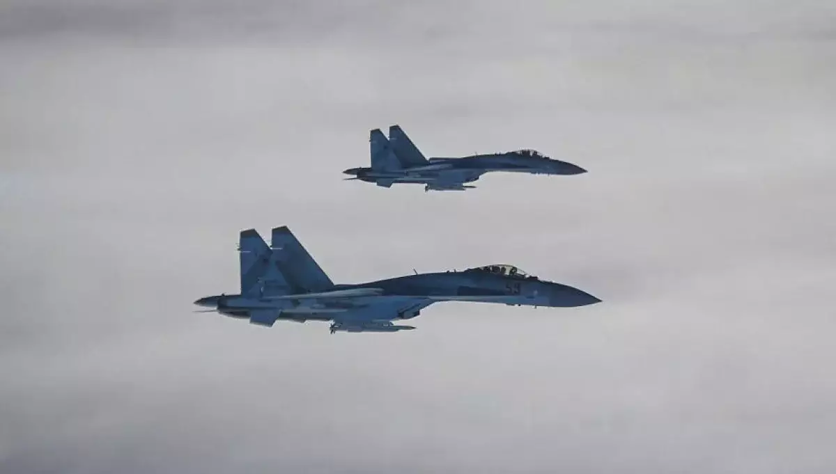 Самолет Токаева над Россией сопровождают истребители Су-35