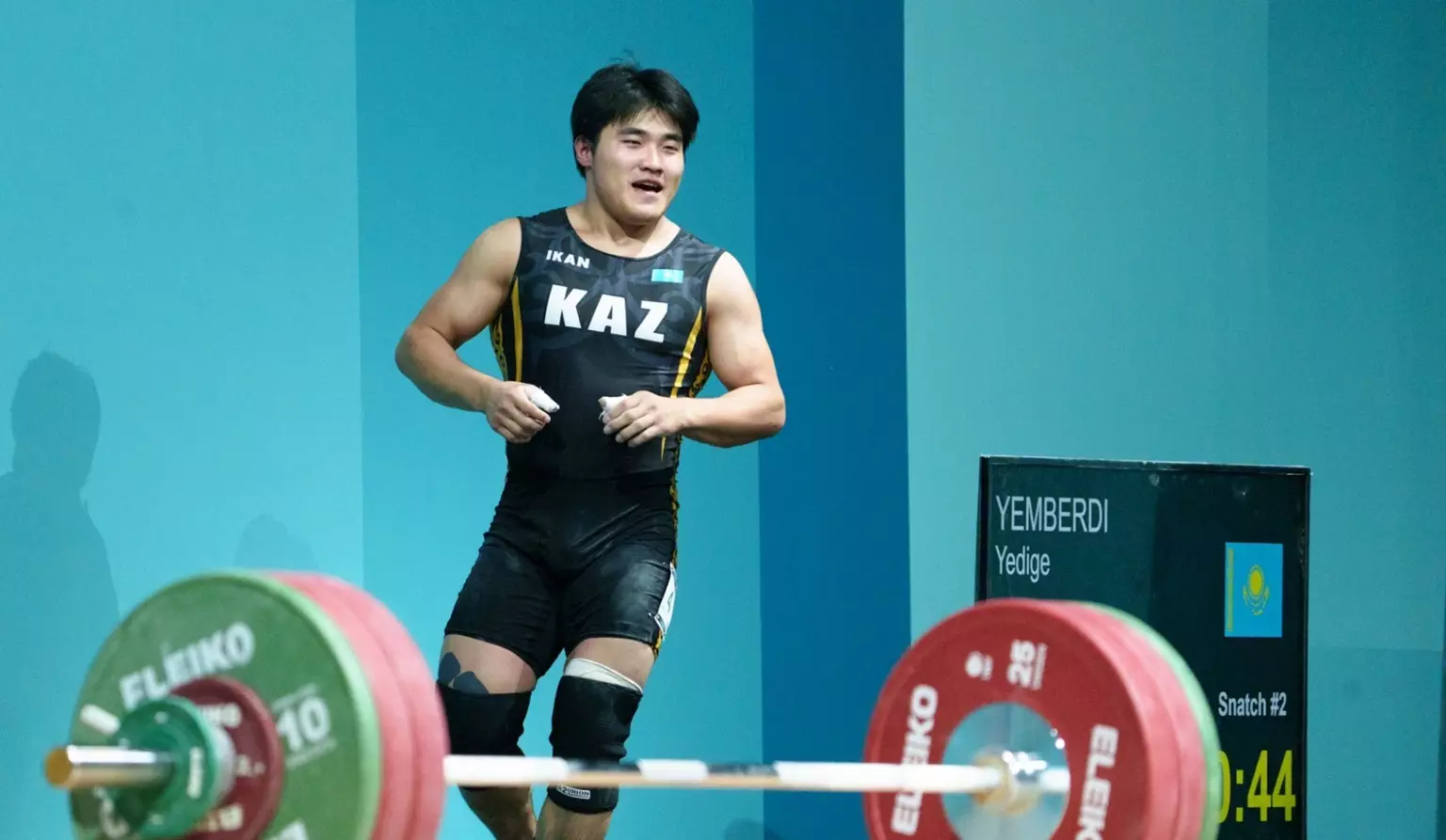 Сразу три медали завоевал казахстанский тяжелоатлет в Саудовской Аравии