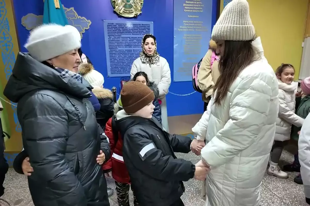 «Светлячки» на дорогах: светоотражающие элементы станут обязательной атрибутикой школьников