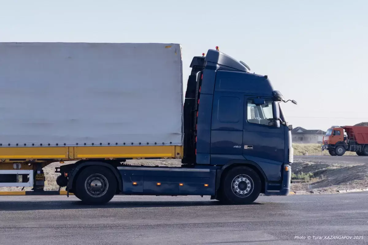 В Казахстане на границе с Китаем образовалась пробка из тысячи фур