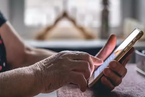 Как обезопасить пожилых людей от телефонных мошенников