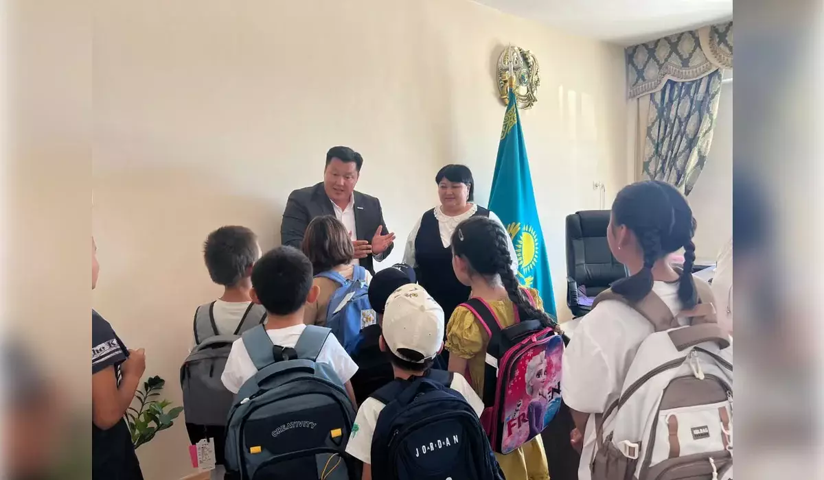 «Патриотизм жауапкершіліктен басталады»: 9 жыл бойы волонтер болып жүрген ұстаз өз ойын айтты