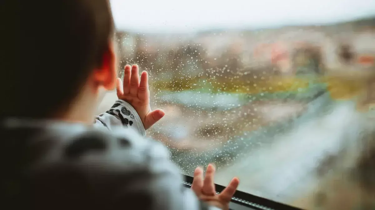 Атырауда екі жастағы бала терезеден құлап қаза тапты