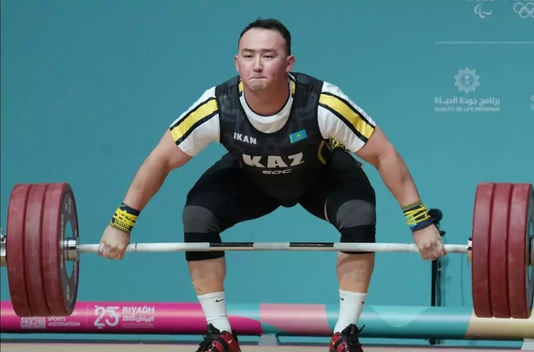 Қазақстандық ауыр атлет әлемдік рекорд иесін артта қалдырды