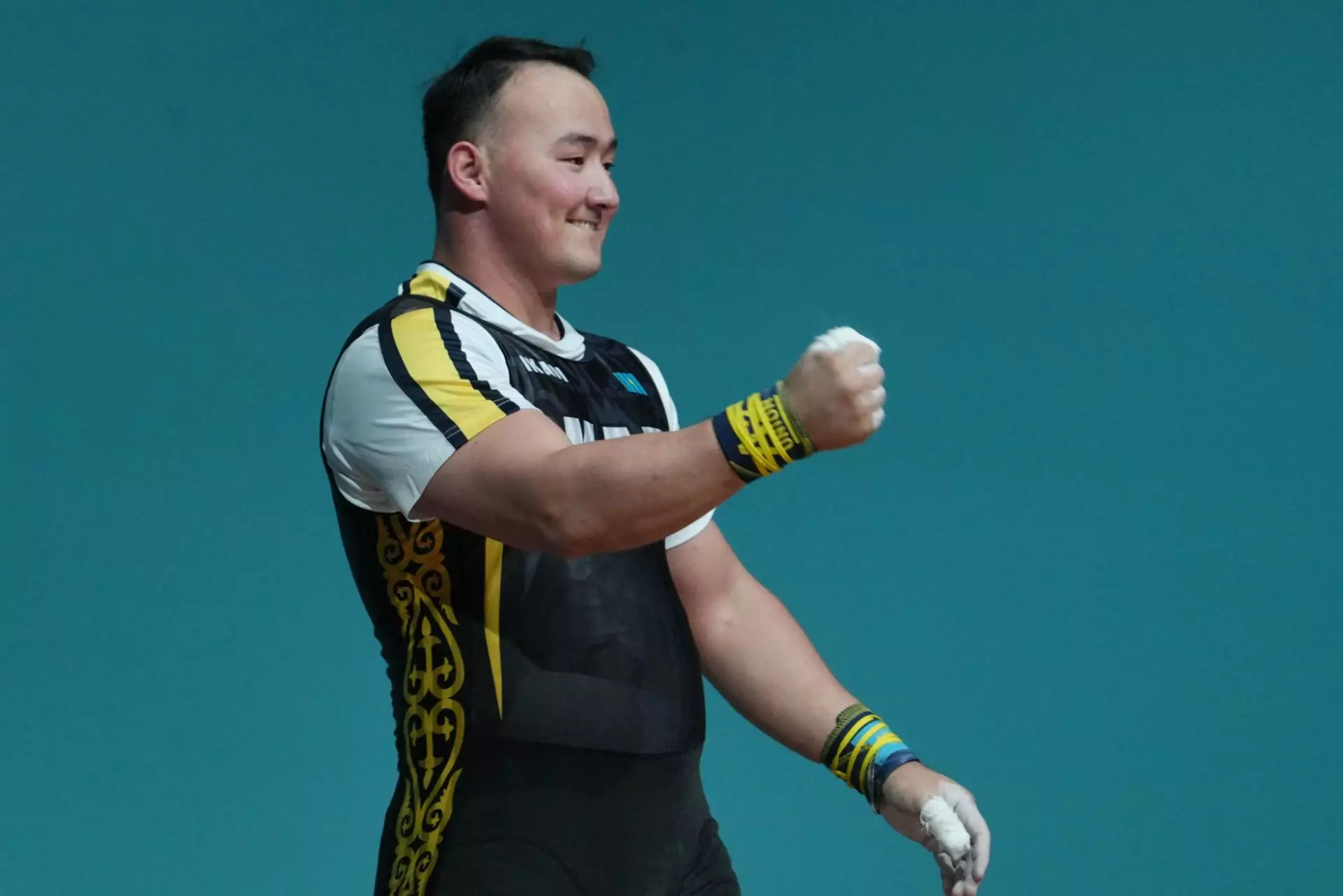 Казахстанский штангист обошел рекордсмена мира и взял три золота Исламиады