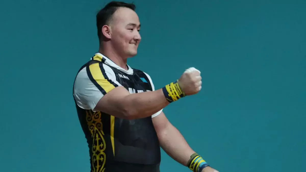 Казахстанский тяжелоатлет взял три золота в Эр-Рияде