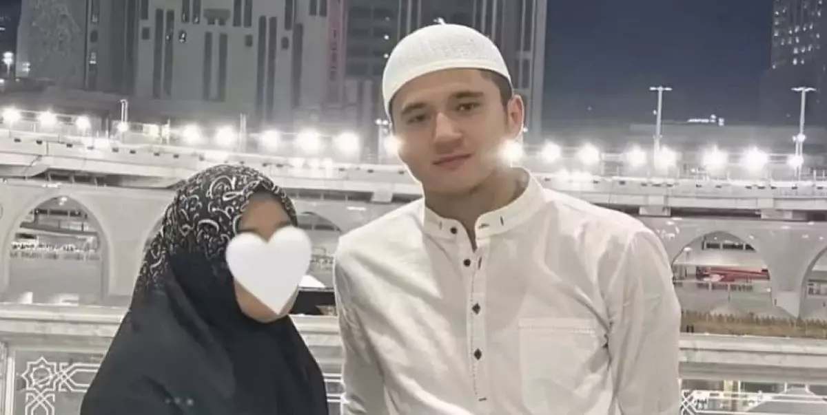 Абдукодир Хусанов анасымен бірге умра жасады