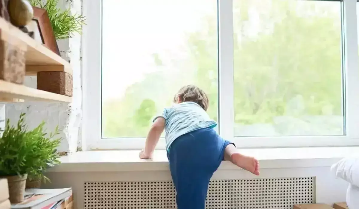 Атырауда екі жасар бүлдіршін бесінші қабаттан құлап кетті