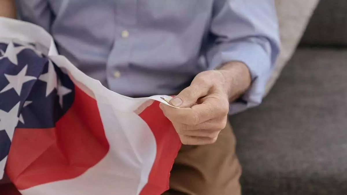 Министерство по делам ветеранов США предупреждает о мошеннических схемах с переплатой пособий.