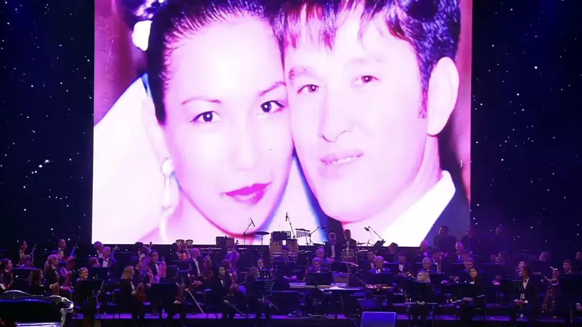 «Бәрі есімде»: Медеу Арынбаевтың марқұм әйеліне арнаған әні жұртты жылатты (ВИДЕО)