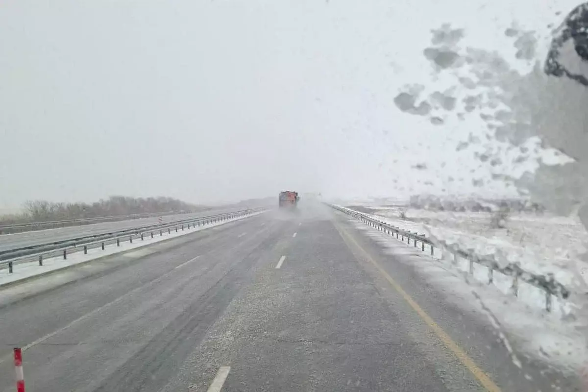 Ограничение на трассах из-за непогоды ввели в двух регионах Казахстана