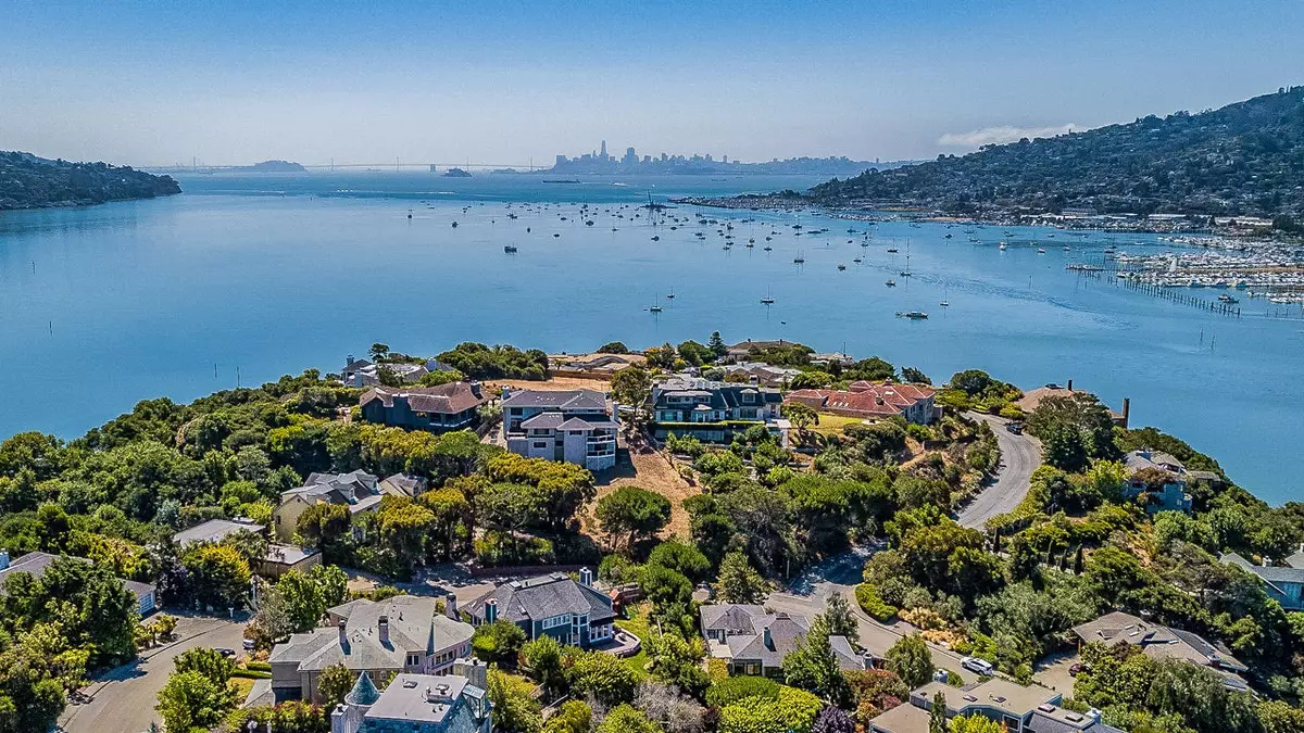 Предложение о запрете курения вызвало протест владельцев бизнеса в прибрежном городе.