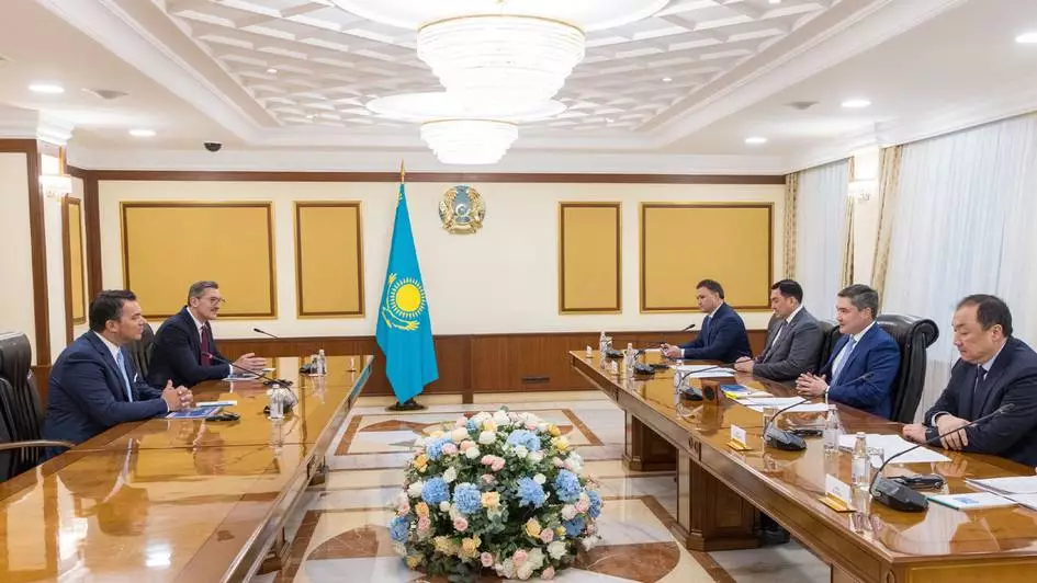 Казахстан изучает возможность создания завода по производству экологичного авиационного топлива с американской компанией LanzaJet.